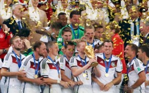 Germany's+players+kiss+the+World+Cup+trophy+after+the+2014+World+Cup+final+against+Argentina+at+the+Maracana+stadium+in+Rio+de+Janeiro